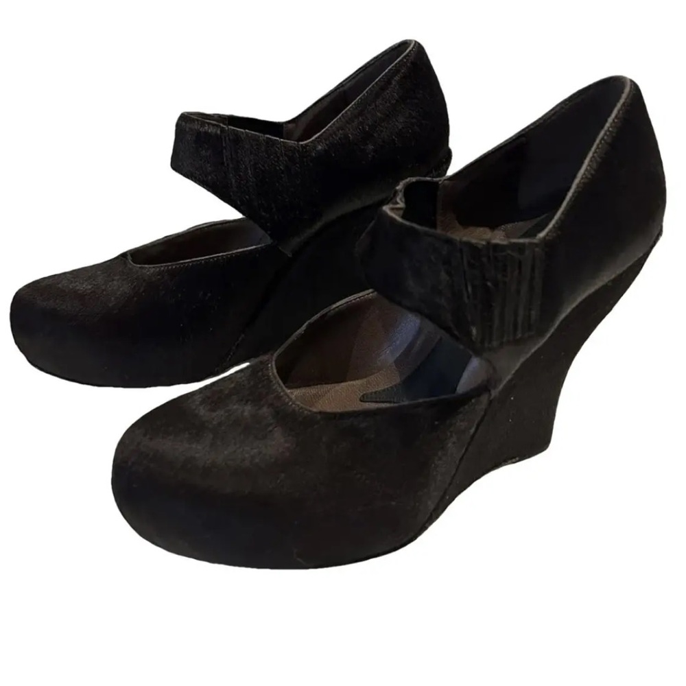 New in box vintage Marni brown calf hair Mary Jane’s. Size 7. Rare. Beautiful!